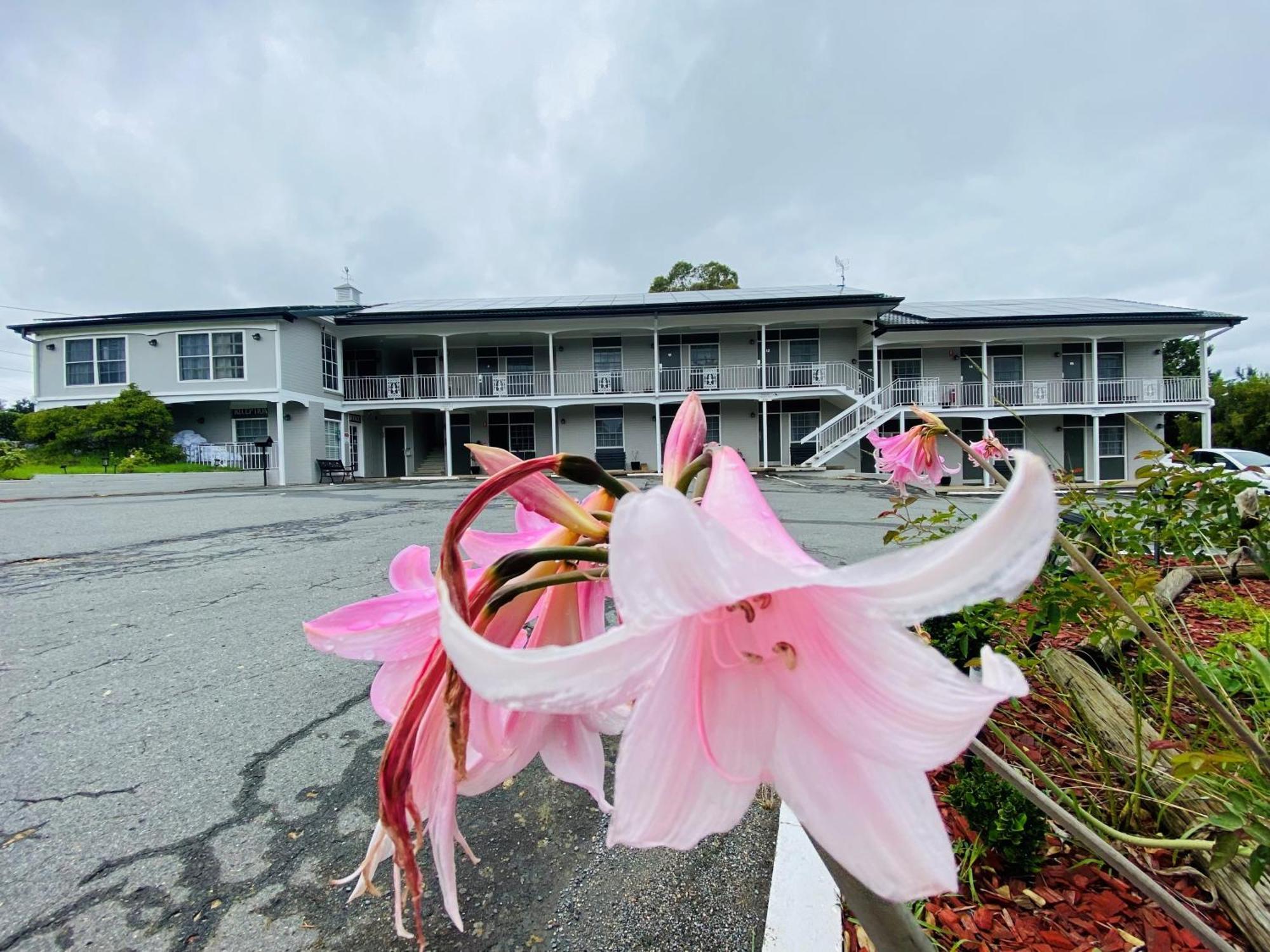 Colonial Lodge Motor Inn Yass Ngoại thất bức ảnh