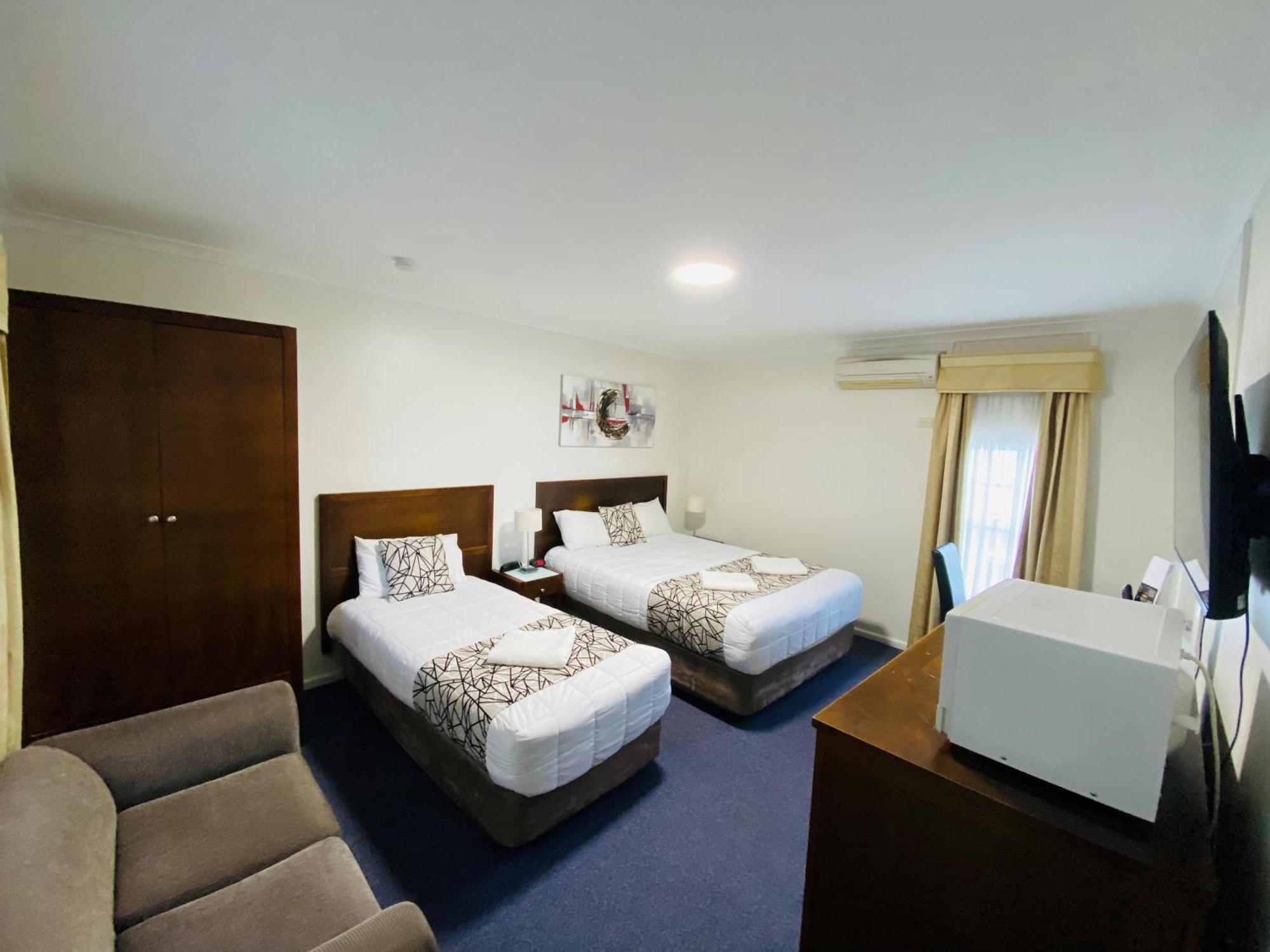 Colonial Lodge Motor Inn Yass Ngoại thất bức ảnh