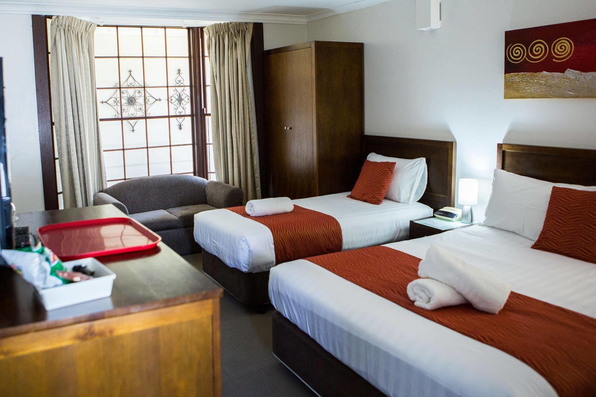 Colonial Lodge Motor Inn Yass Ngoại thất bức ảnh